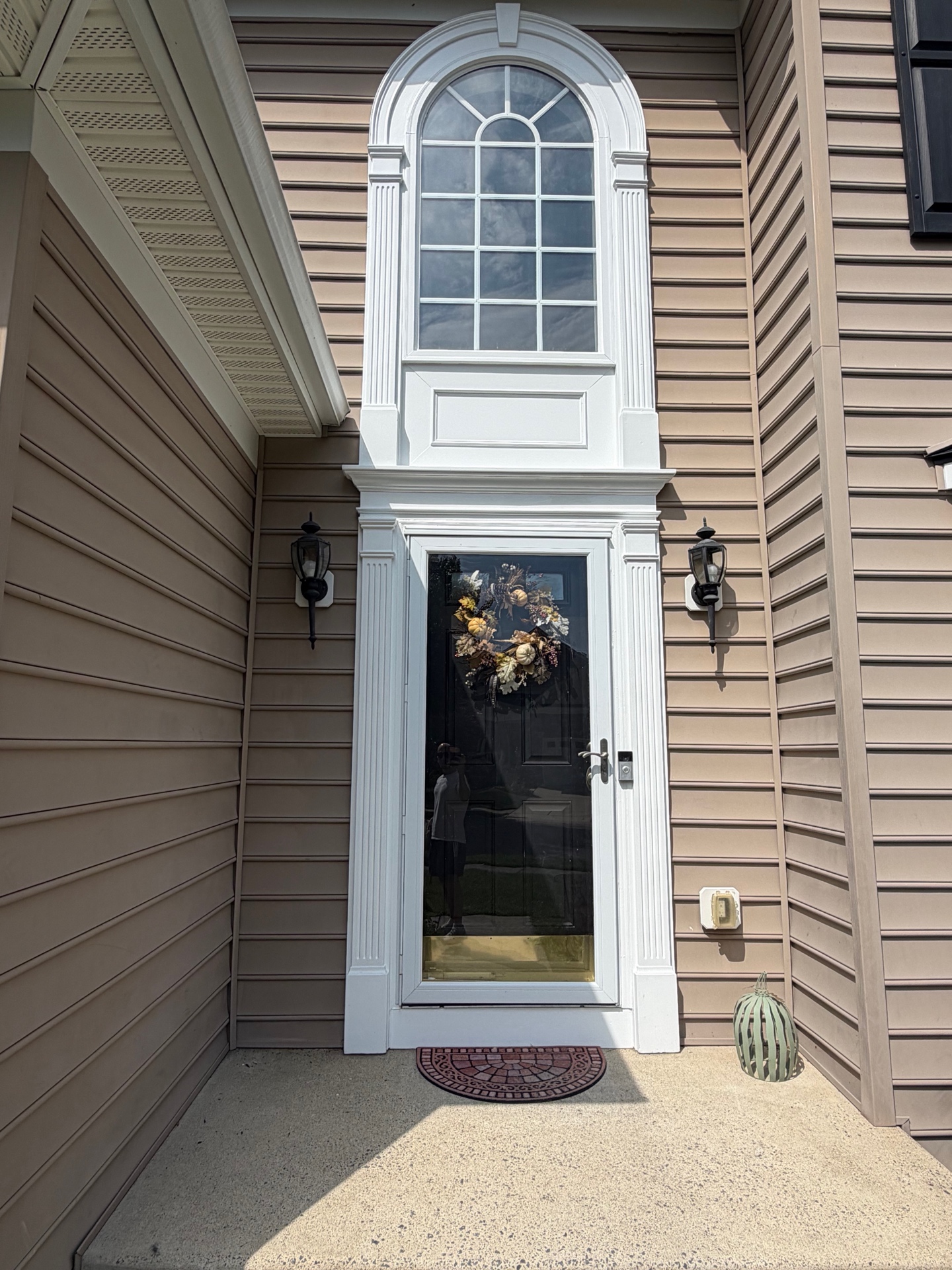 Plantation Lakes entry with finished Extra White exterior trim