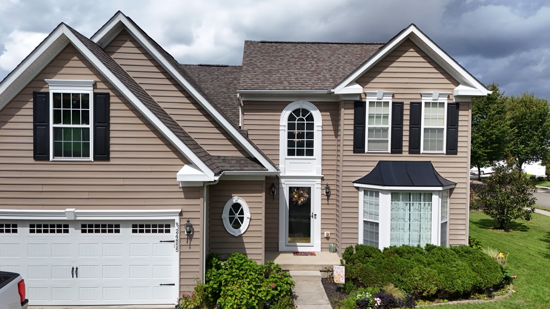 Finished Plantation Lakes exterior trim in Extra White from the front
