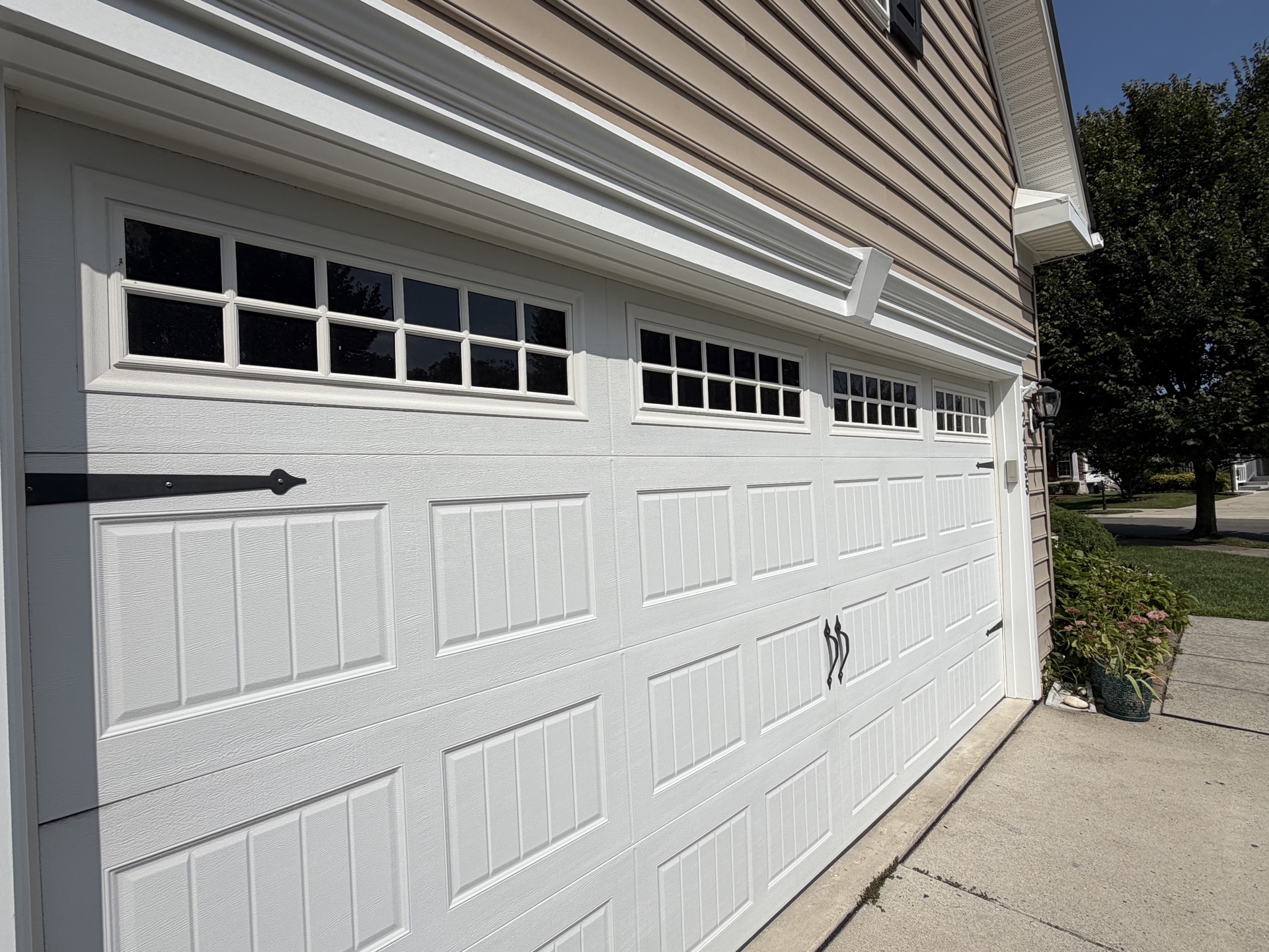 Finished Plantation Lakes garage trim in Extra White